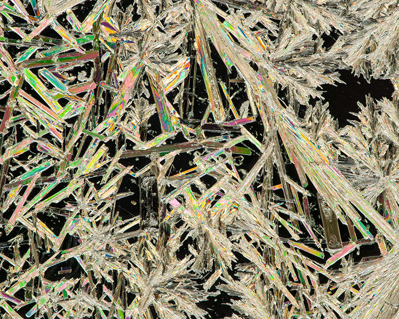 Read more about the article Shooting The Beautiful Colorful Birefringent Crystals